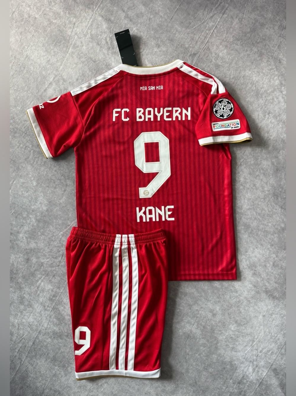 FC Bayern Red Kids Home Set - Short Sleeve Top & Shorts Kane 9